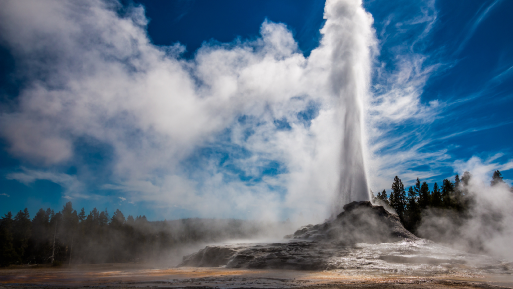 indelible-travel-usa-wyoming-yellowstone-national-park-geyser