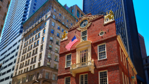 Het Boston Old State House Building tijdens een wandeling langs de Freedom Trail in Boston, Massachusetts