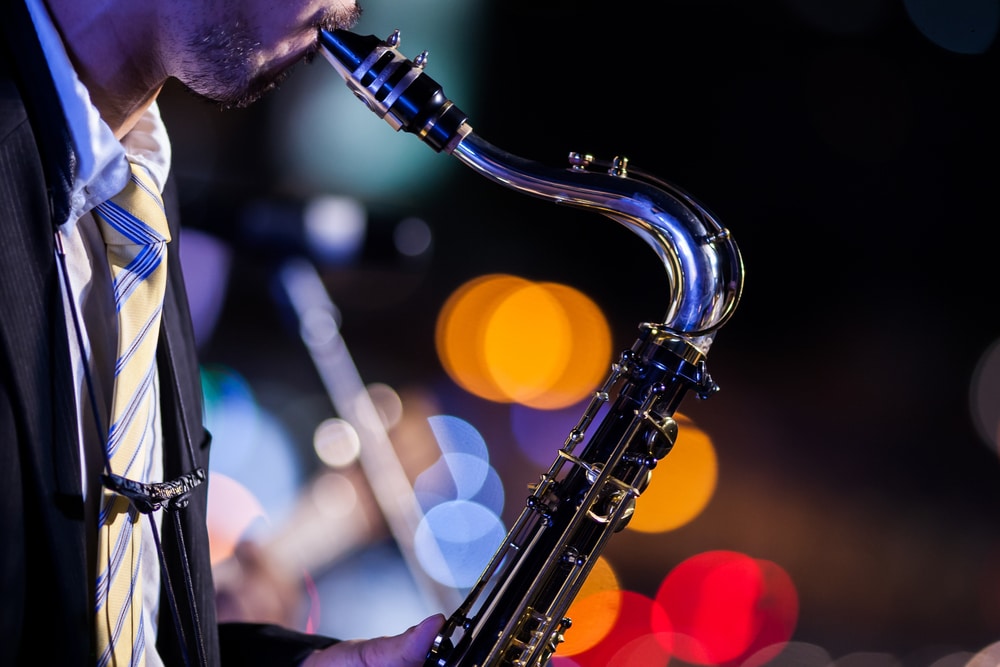 Muzikant speelt saxofoon in het zuiden van de Verenigde Staten.