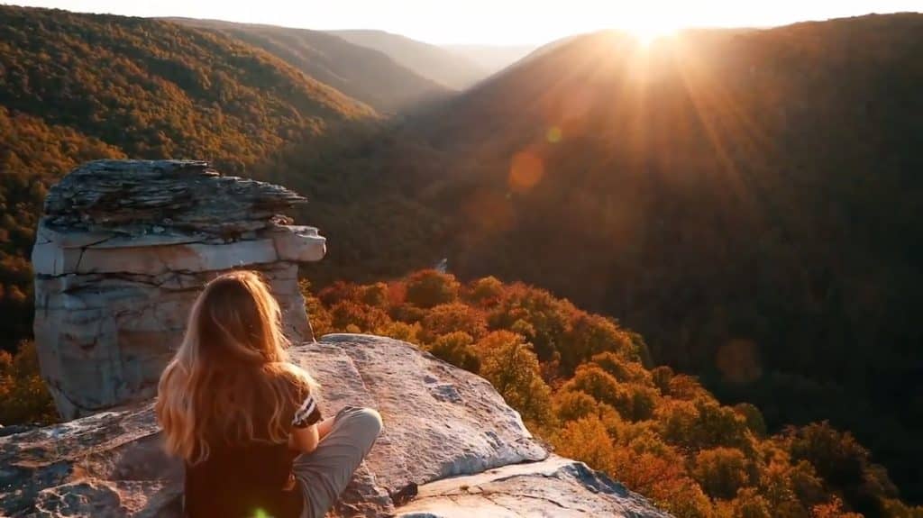 Genieteen van de zonsondergang in de bergen van West-Virginia in het oosten van Amerika tijdens de rondreis Country Roads./